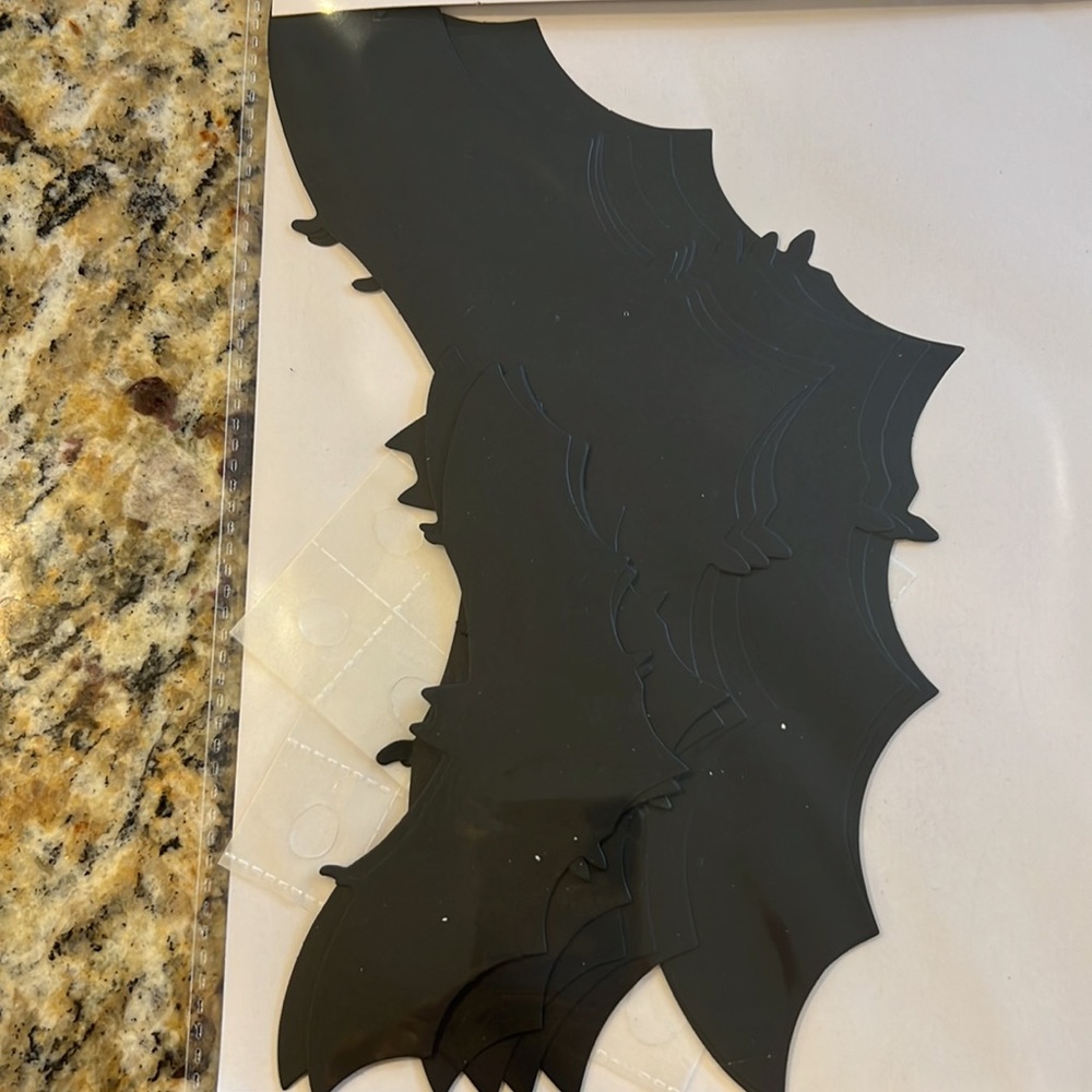 12 paper bats - Target BP Halloween 2022 - Picture 3 of 3